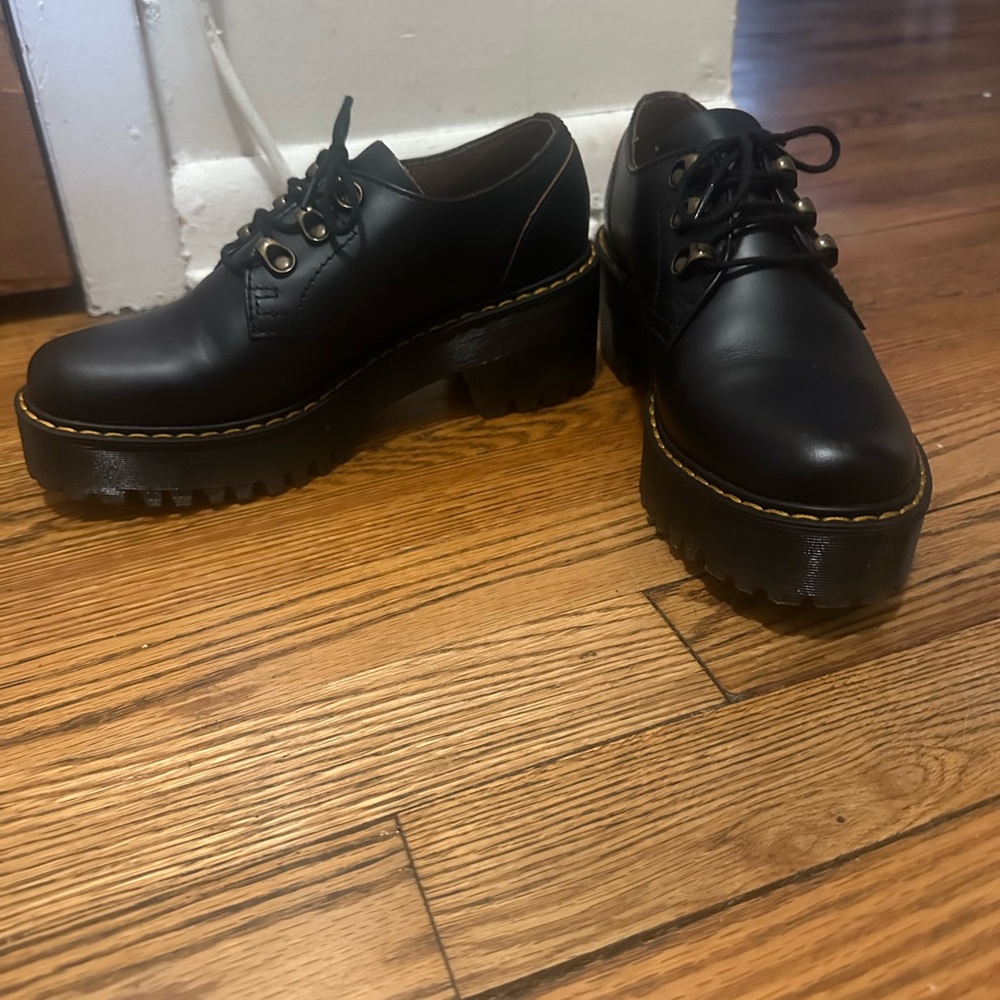 Dr. Martens Leona Low W7
